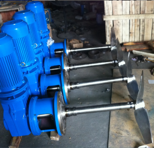 大型攪拌罐中角度可變的側(cè)入式旁入式攪拌器組成構(gòu)造結(jié)構(gòu)圖,鉸鏈支座放大結(jié)構(gòu)圖